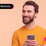 Homem feliz com o celular