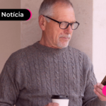 Idoso mexendo no celular