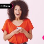 Mãe sorridente após ler notícia sobre auxílio mãe solteira de R$1200.