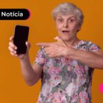 Idosa apontando para o celular