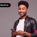 Homem segurando o celular