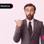 Homem de terno apontando para o lado