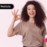 Mulher fazendo símbolo de ok