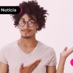 Homem indicando com as mãos para o lado