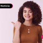 Mulher feliz apontando para o lado