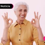 Idosa mexendo no celular