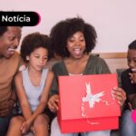 Filhos presenteando a mãe no dia das mães.