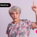 Idosa com blusa florida