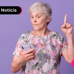 idosa segurando um celular