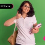 Estudante segurando material