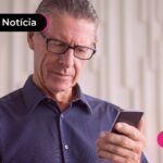 Idoso mexendo no celular