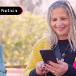 Mulher mexendo no celular