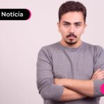 Homem de braços cruzados