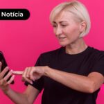 Pessoa usando celular para ver juros da portabilidade de consignado CLT.