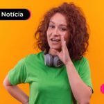 Mulher com a mão na boca