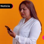 Mulher segurando celular