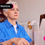 Pessoa idosa olhando para frente pensativa.