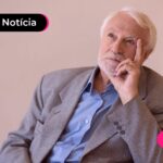 Pessoa de idade com expressão de dúvida.
