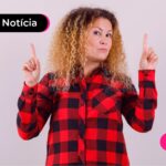 Jovem com expressão de dúvida pensando como as parcelas do consignado CLT são pagas pelo empregador.
