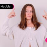 Pessoa com roupa branca apontando para cima.