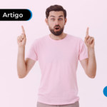 homem com expressão de surpresa apontando para cima