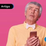 idoso mexendo no celular