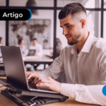 Homem mexendo no computador