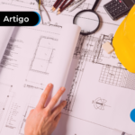 Arquitecto abrindo planta de casa