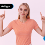 Mulher de camisa laranja