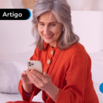 Mulher mais velha mexendo no celular