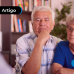 Casal de idosos interessados em fazer Seguro de vida.