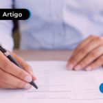 Pessoa escrevendo no cheque pré-datado