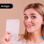 Mulher segurando nota