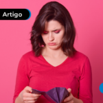 Mulher com expressão triste olhando carteira vazia
