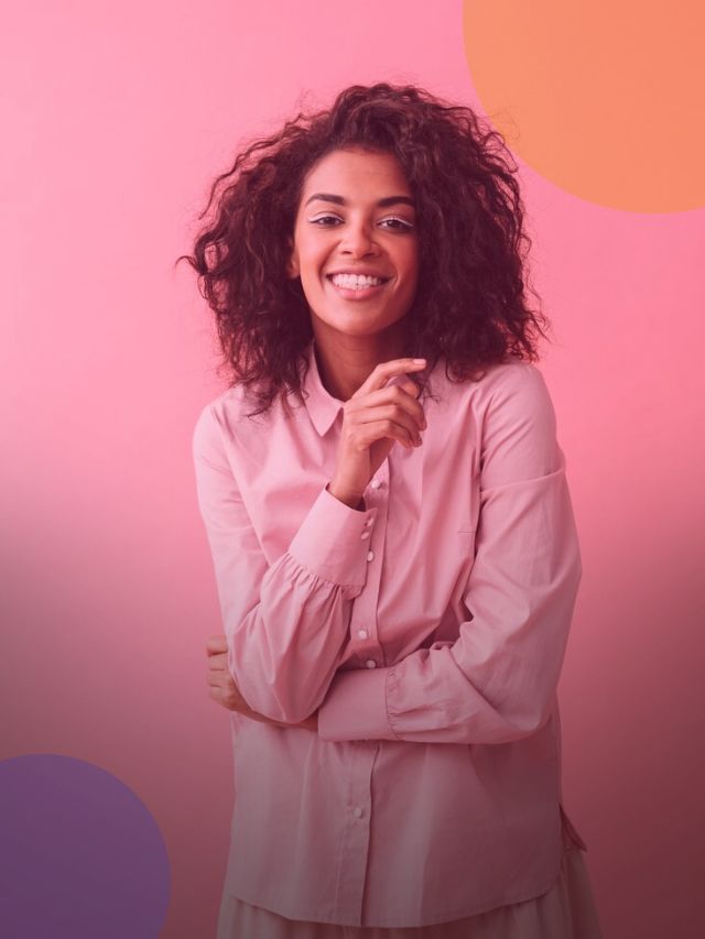 Mulher feliz após fazer a contratação do seu Consignado privado na meutudo.