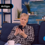 Idosa mexendo no celular