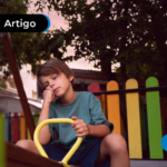 Criança com expressão triste