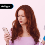 Mulher vendo uma dívida nos eu cartão de crédito que não fez.