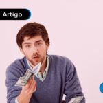 homem segurando dinheiro