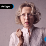 Mulher idosa com expressão de duvida