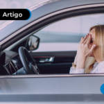 Mulher no carro triste