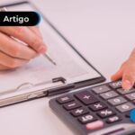 imagem de uma calculadora sobre alguns documentos.