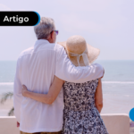Casal de idosos felizes na praia