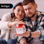 Casal segurando uma mini casa