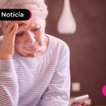 Pessoa idosa com a mão na testa e cara de desapontada.