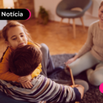 Criança abraçando pessoa enquanto a outra pessoa está olhando.