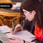 Mulher mexendo no computador