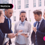 Pessoas de terno conversando.