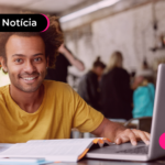 estudante mexendo no computador