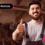Trabalhador sorrindo enquanto faz sinal de joinha com a mão.